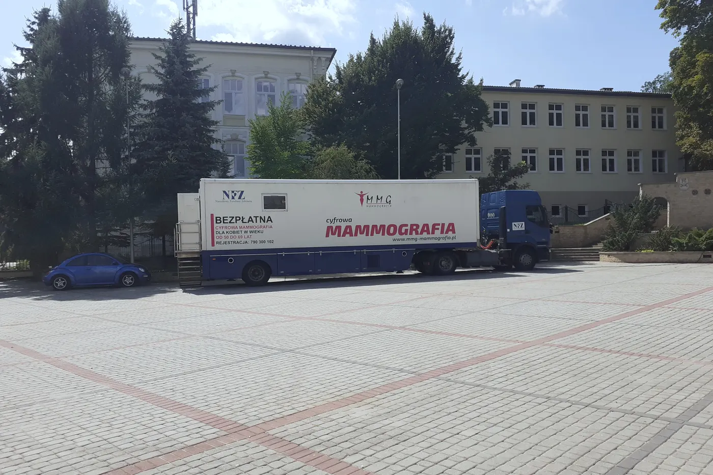 Mammobus NFZ z napisem bezpłatna cyfrowa mammografia zaparkowany na placu w Sanoku