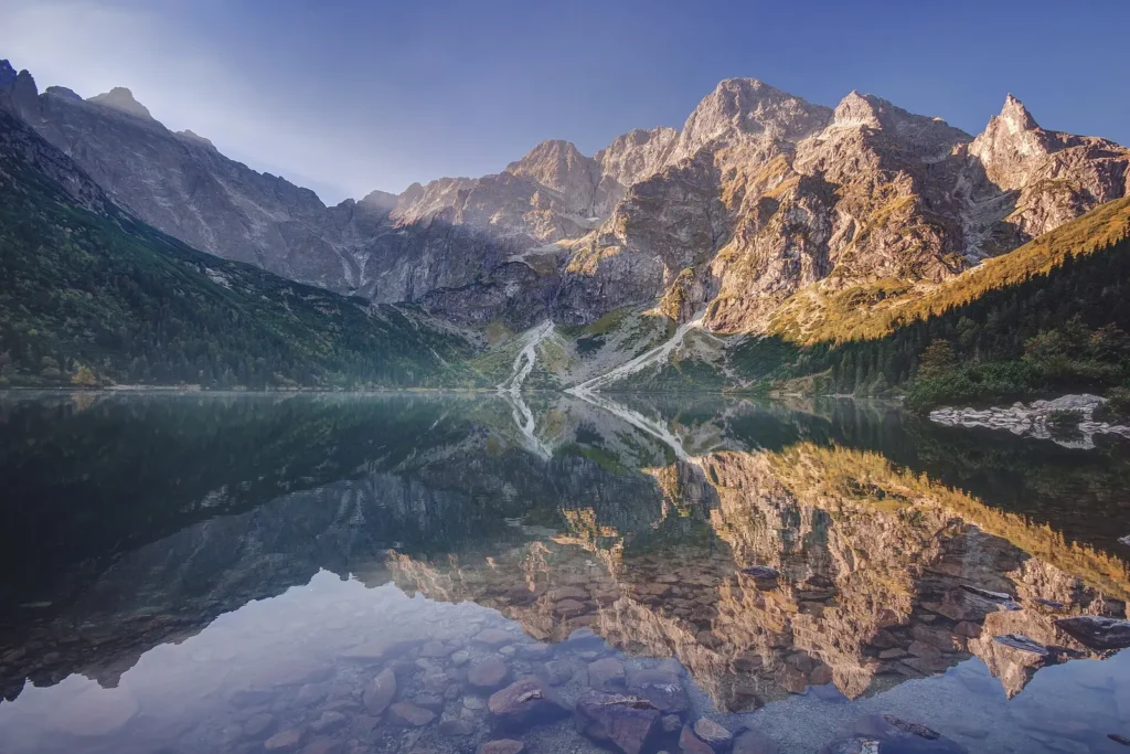 Parki narodowe w Polsce – Morskie Oko i Mięguszowieckie Szczyty o poranku w Tatrzańskim Parku Narodowym