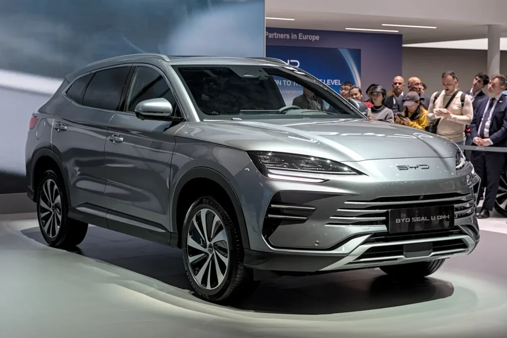 Chińskie samochody w Polsce – marki, ceny, gwarancje i serwis BYD Seal U DM-i – srebrny SUV hybrydowy plug-in chińskiej marki BYD na stoisku targowym w Genewie