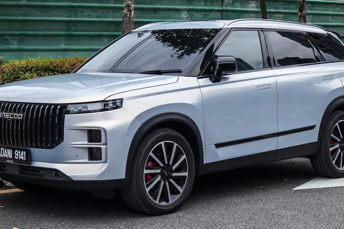 Jaecoo 7 – srebrny SUV marki Jaecoo z charakterystyczną pionową atrapą chłodnicy, widok z przodu i boku