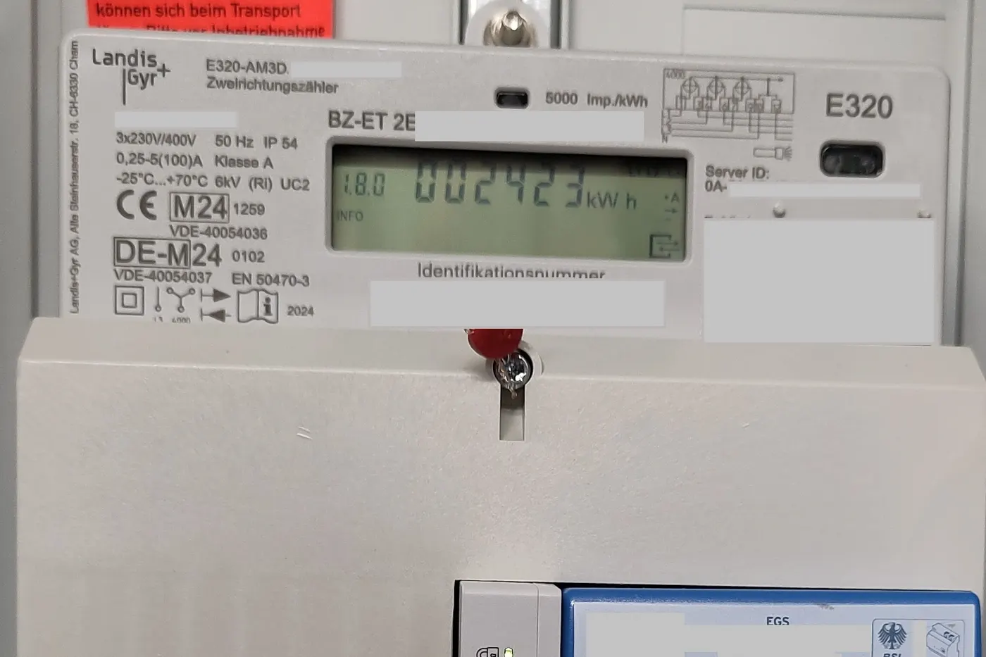 Elektroniczny licznik dwukierunkowy energii elektrycznej z wyświetlaczem pokazującym stan w kWh