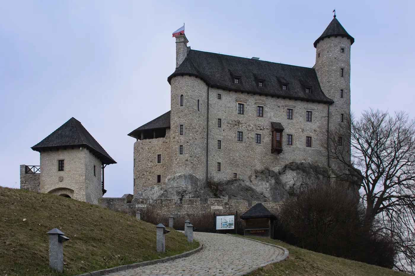 Odbudowany zamek w Bobolicach na skale
