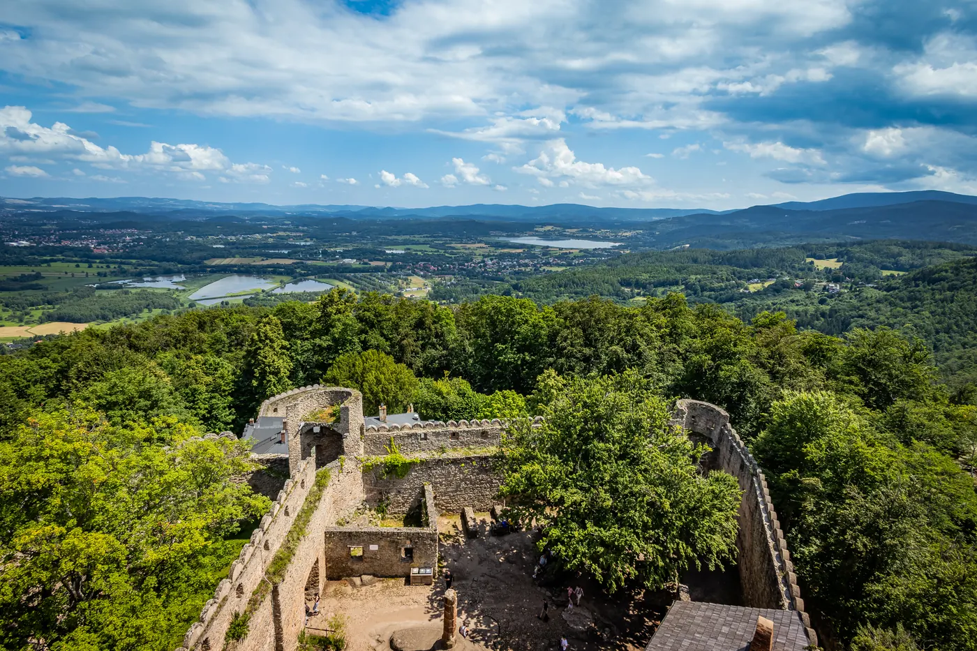 Dziedziniec ruin zamku Chojnik i Karkonosze widziane z wieży