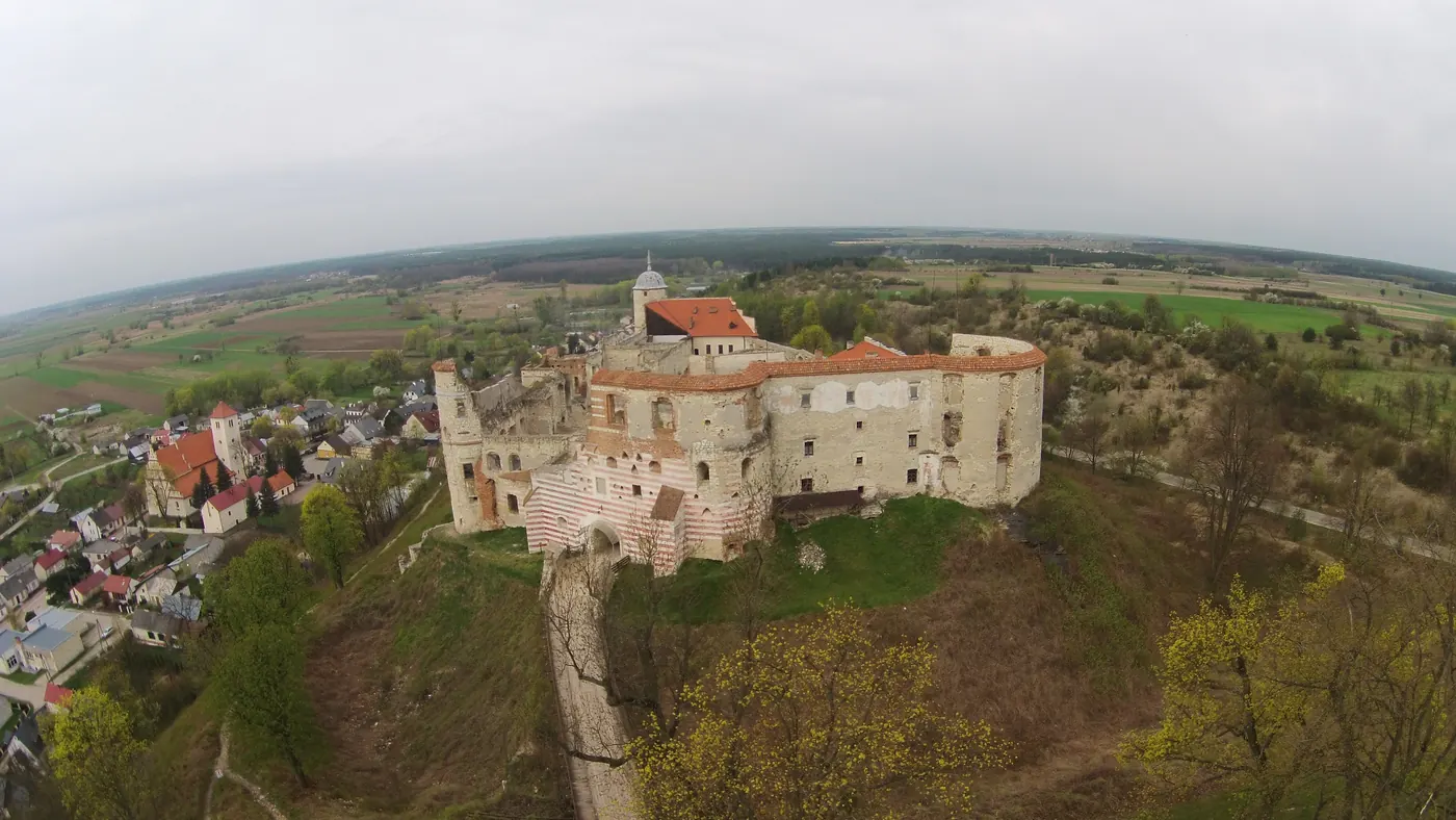 Zamek w Janowcu na skarpie nad Wisłą z lotu ptaka