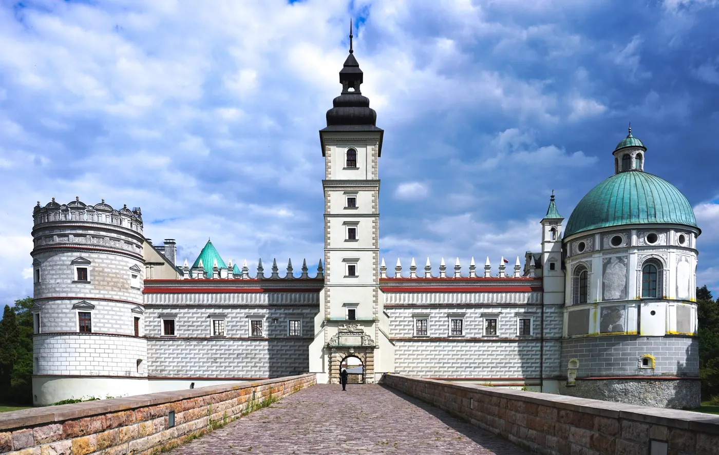 Zamek w Krasiczynie z narożnymi basztami