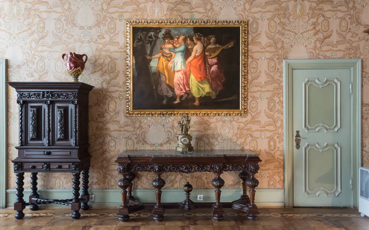 Odrestaurowana sala w zamku Książ z dawnymi meblami i obrazem na ścianie
