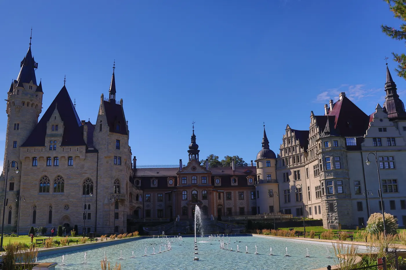 Pałac w Mosznej z licznymi wieżami