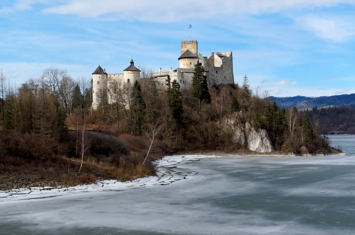 Zamek Dunajec w Niedzicy nad Jeziorem Czorsztyńskim
