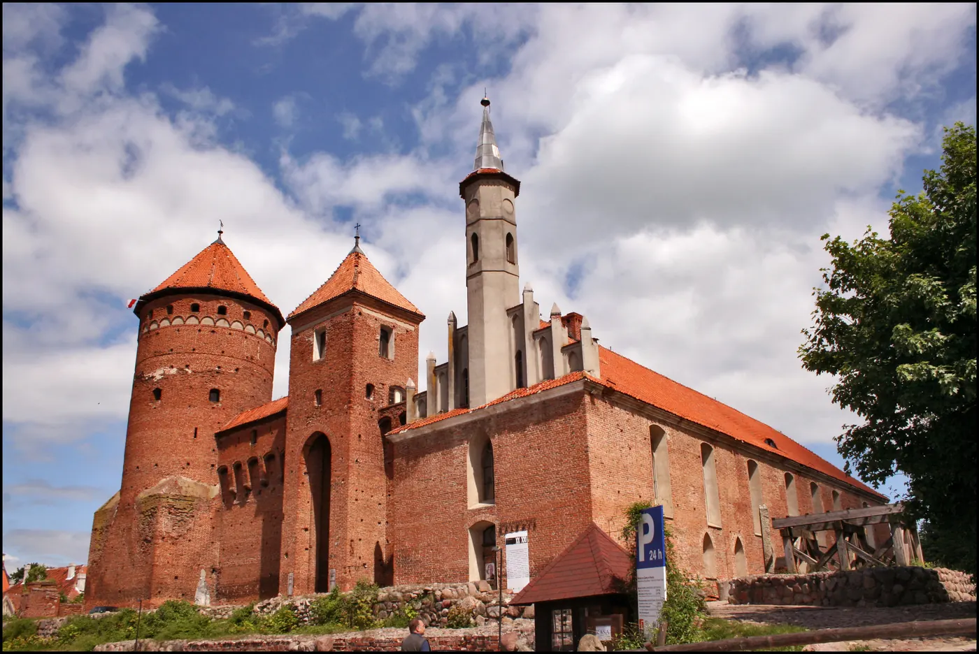 Zamek w Reszlu nad rzeką Sajną